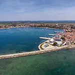 بيت للعطل 3 Bedroom In Plovanija *