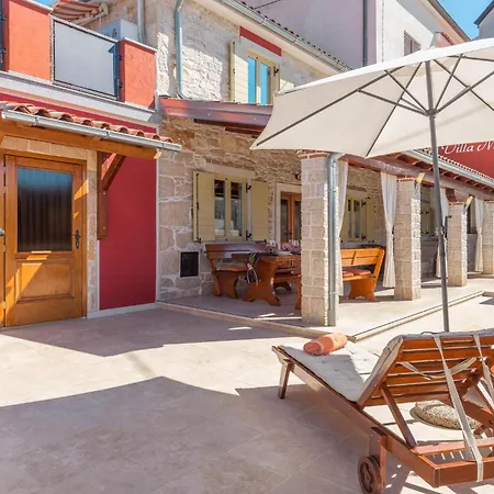 3 Bedroom In Plovanija 펜션 *