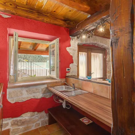 3 Bedroom In Plovanija *