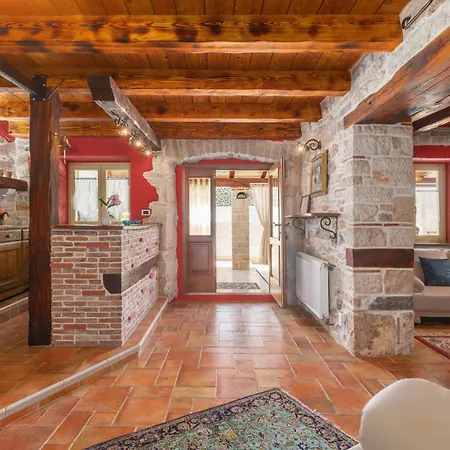 3 Bedroom In Plovanija 度假居 *