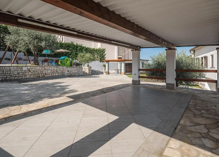 3 Bedroom In Plovanija 度假居 *