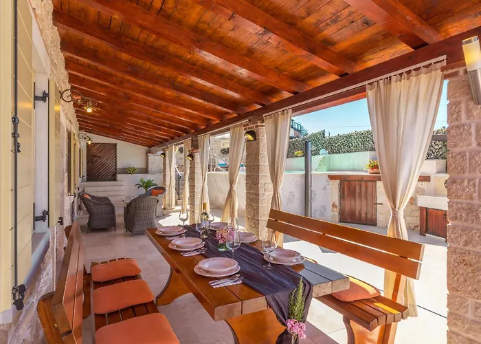 3 Bedroom In Plovanija *