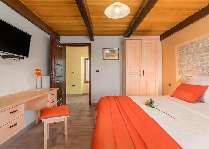 펜션 3 Bedroom In Plovanija