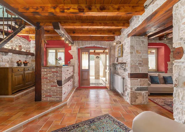 3 Bedroom In Plovanija 펜션 *