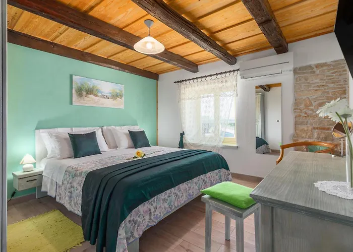 펜션 3 Bedroom In Plovanija