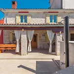 3 Bedroom In Plovanija 度假居 Plovanija