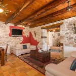 度假居 3 Bedroom In Plovanija