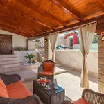 度假居 3 Bedroom In Plovanija Plovanija