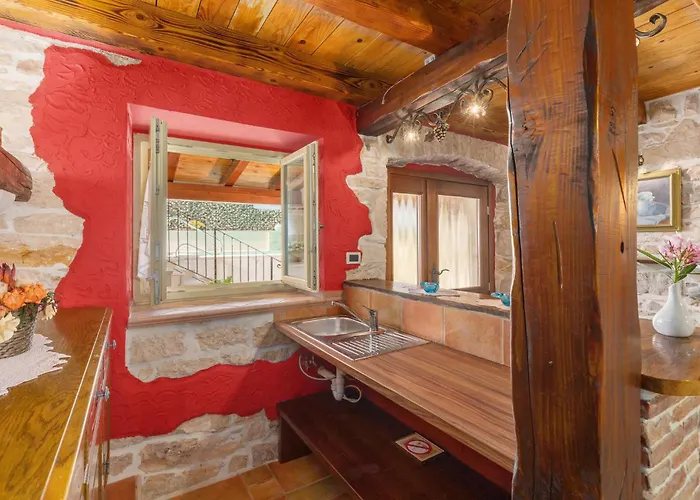 3 Bedroom In Plovanija *